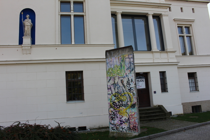 ヴィラ・シェーニンゲン博物館は、東西分断時代に閉鎖されていたグリーニッケ橋のすぐ西のポツダム側にある。ドイツ分断と冷戦をテーマとした常設展が開催されており、ベルリンの壁崩壊20周年前日（2009年）にオープンした。建物の前にはベルリンの壁を展示。19世紀のシェーニンゲン地方の邸宅を利用していることからその名がついた