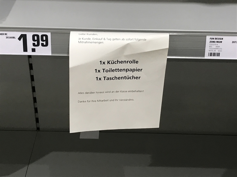 品薄の商品は1人当たり購買数が限定・トイレットペーパー1パック、キッチンペーパー1パック、ティシュペーパー1パック。3月27日、自宅近くのスーパーにて（ｃ）norkospitznagel