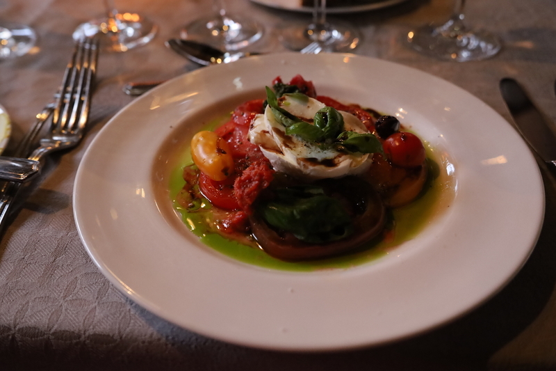 トマトとチーズの前菜は夏の夕食にピッタリ・グロースホイバッハ「ツア・クローネ」にて