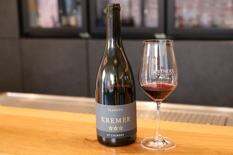 芳香の強い暗い果色のワイン用ブドウ品種「サン・ローラン」で作られた赤ワインを試飲