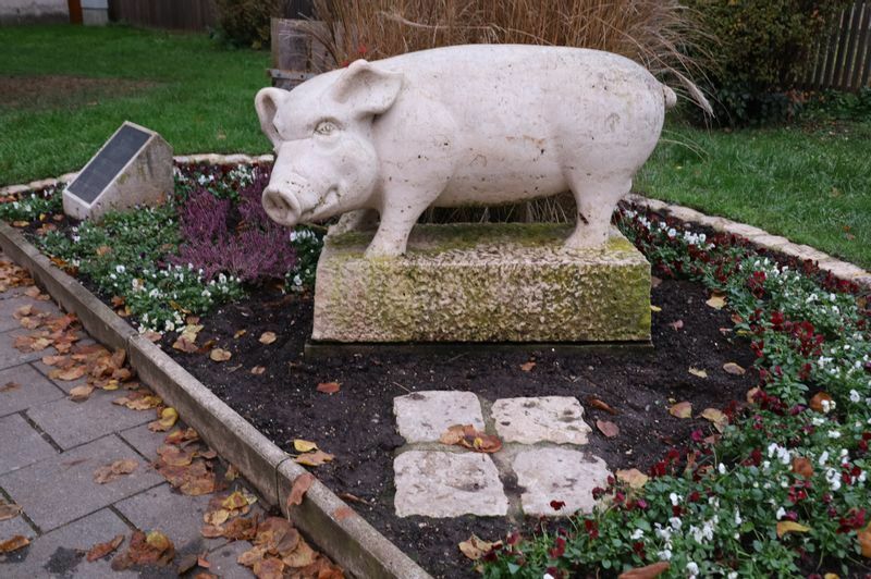 レプシンガー門を通り抜けると、市街にも街を救った豚のオプジェがあります