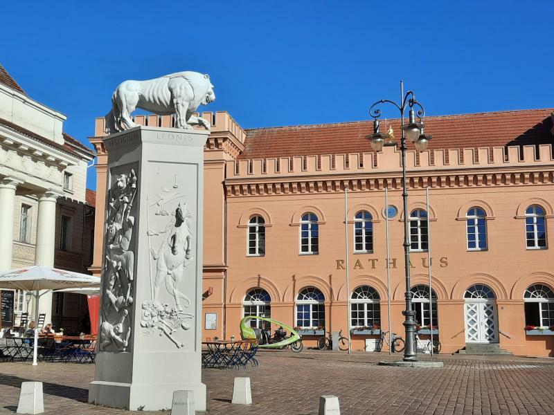 マルクト広場の市庁舎前に建つ記念碑