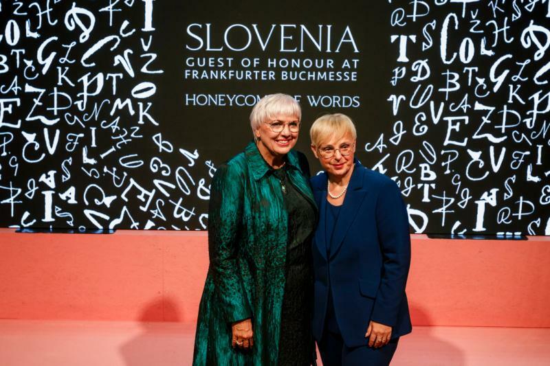（ｃ）Frankfurter Buchmesse 　ロート国務大臣(左)とスロベニアのナターシャ・ピルツ＝ムサル大統領(右) 