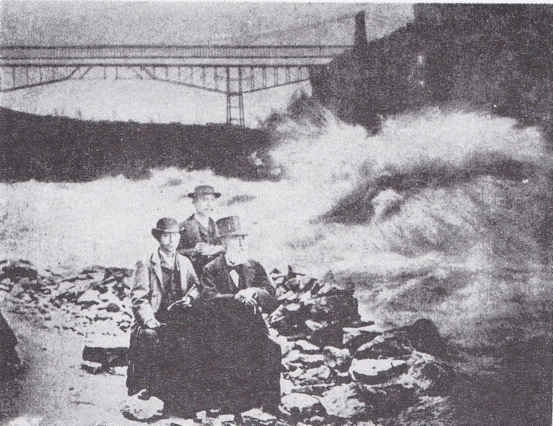 写真２　ナイアガラの滝を前にする浜口儀兵衛