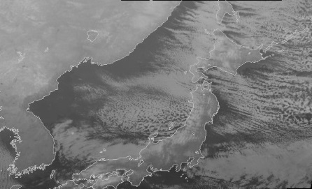 図2　日本海の筋状雲（平成27年12月27日19時30分、気象庁HP）