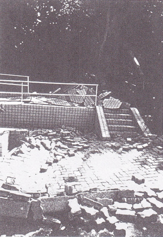 図6　兵庫県南部地震による江崎灯台の登り口付近の被害