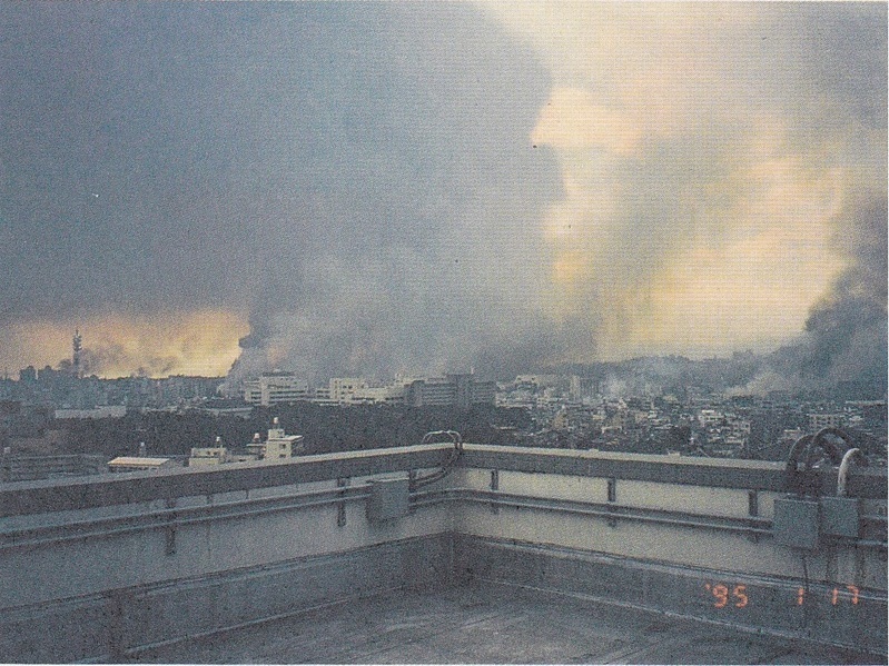 図2　神戸海洋気象台の屋上から見た17日午前中の長田区付近の火災