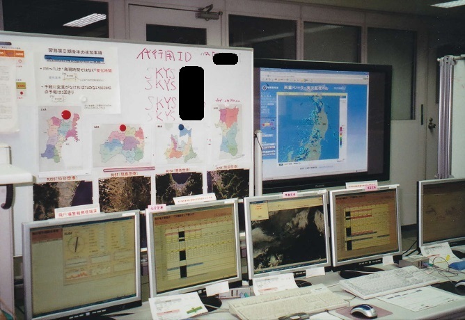 写真　東北地方の航空予報を代行する羽田にある東京航空地方気象台の様子