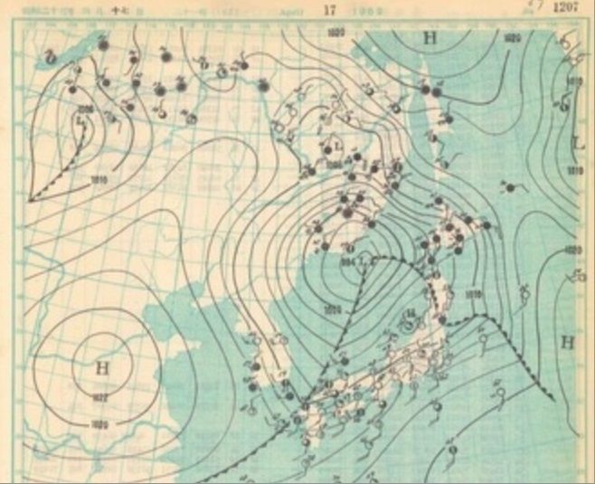 図３　鳥取大火時の地上天気図（昭和27年4月17日18時）