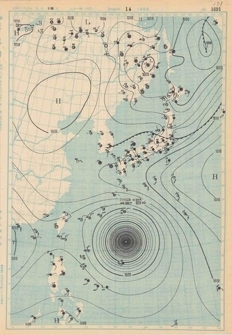 図１　地上天気図（昭和28年8月14日21時、「デジタル台風」より）　