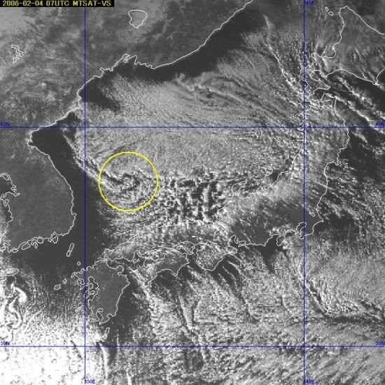 図１　 気象衛星「ひまわり」の可視画像（平成18年2月4日16時、気象衛星センターホームページより）