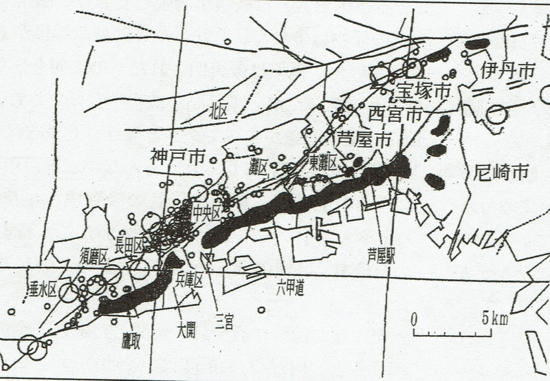 図1　阪神・淡路大震災のときの震度7の分布と余震域（大きい円ほど大きな余震を示す）