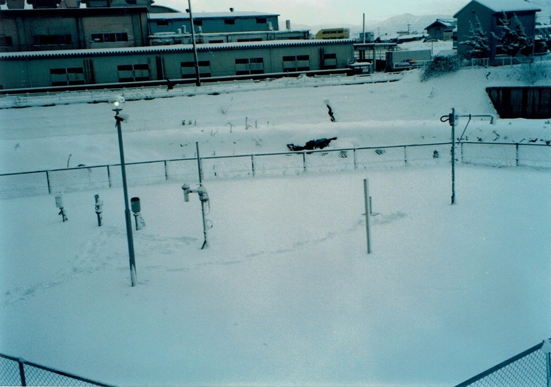 写真2　福井地方気象台の露場（平成17年（2005年）の冬）