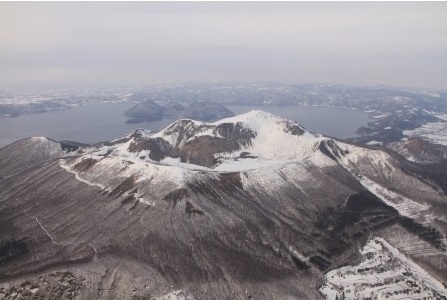 図1　有珠山全景　南側上空から（2012年3月16日気象庁撮影）