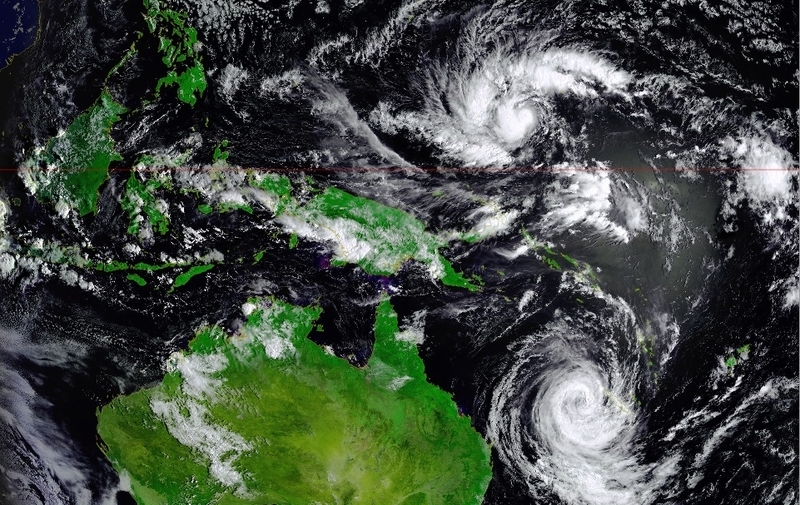 図3　台風2号とオーストラリアの東海上を南下する台風並みに発達した熱帯低気圧（2月20日8時20分）