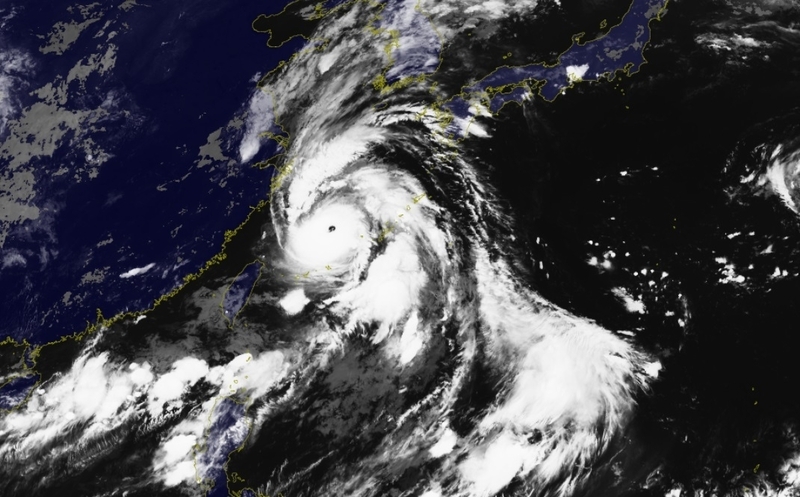 図2　気象衛星から見た台風13号の雲（9月6日2時40分）