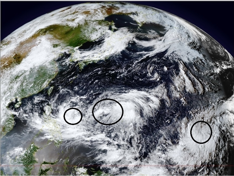 図2　気象衛星から見た３つの台風の卵（9月11日15時）