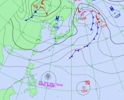 図3　10月30日21時の予想天気図（図中でSTSが台風19号、TDが熱帯低気圧）