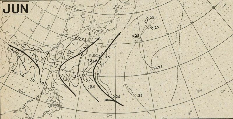 図4　6月の平均的な台風経路図