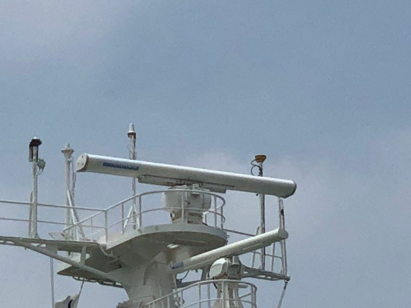 写真1　凌風丸に取り付けられたGNSSの受信機（一番右側の装置）