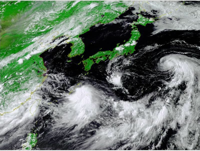 図4　左から台風9号、台風10号、熱帯低気圧、台風11号の雲の塊り（8月5日15時）
