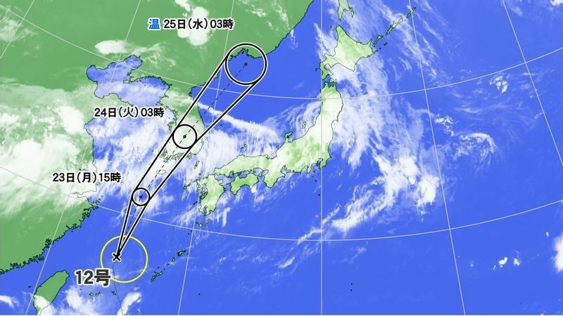 図3　台風12号の進路予報と気象衛星画像（8月23日3時の予報）