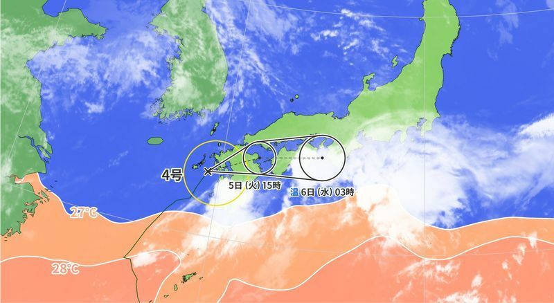 図1　台風4号の進路予報と海面水温、気象衛星画像（7月5日3時）