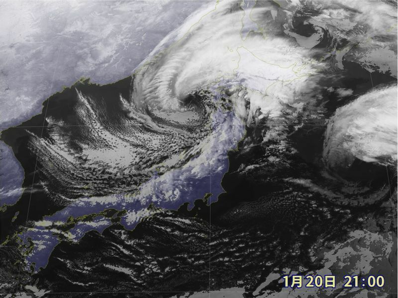 図2　北日本を襲う低気圧の雲とその西側の寒気南下に伴う雲（1月20日21時）