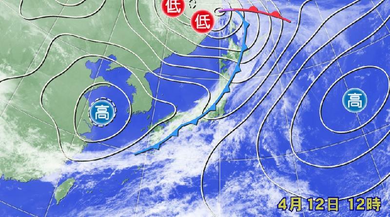 図1　地上天気図と日本列島を通過中の帯状の雲（4月12日12時）