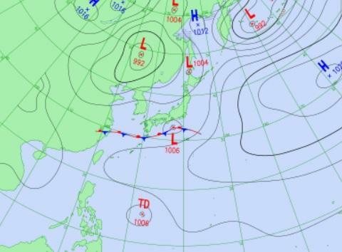 図5　予想天気図（6月7日9時の予想で、図中のTDは台風の卵である熱帯低気圧）