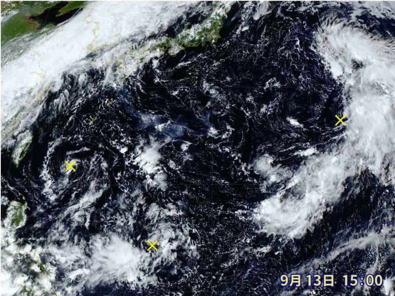図3　日本の南の雲の渦（一番左は熱帯低気圧に対応、9月13日15時）