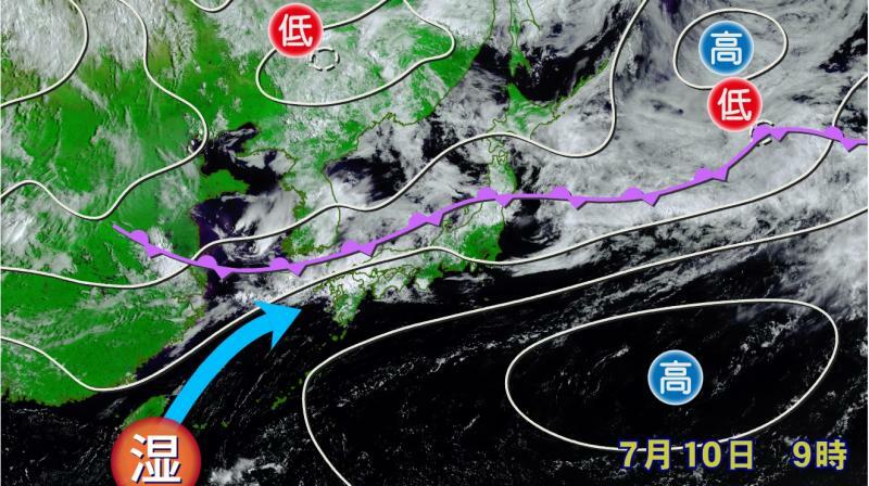図1　梅雨前線に向かって流入する湿った空気の流れを示す地上天気図と衛星画像（7月10日9時）