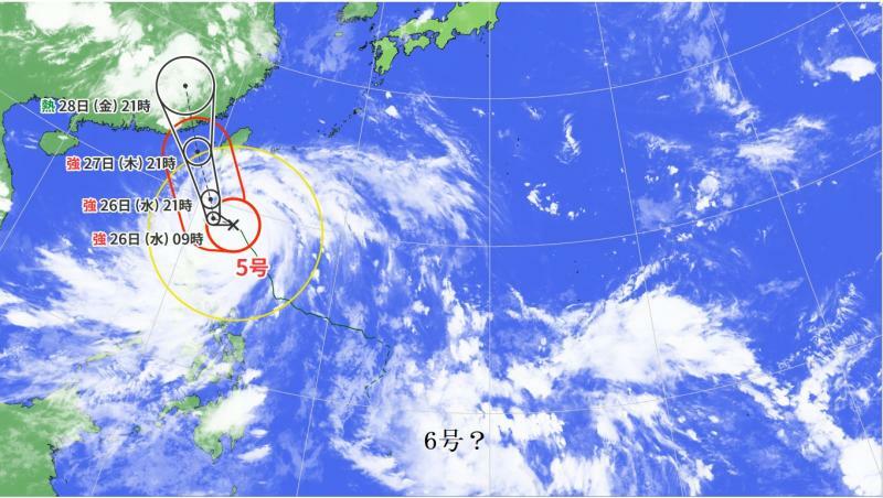 図1　台風5号の進路予報（7月25日21時の予報）と衛星画像