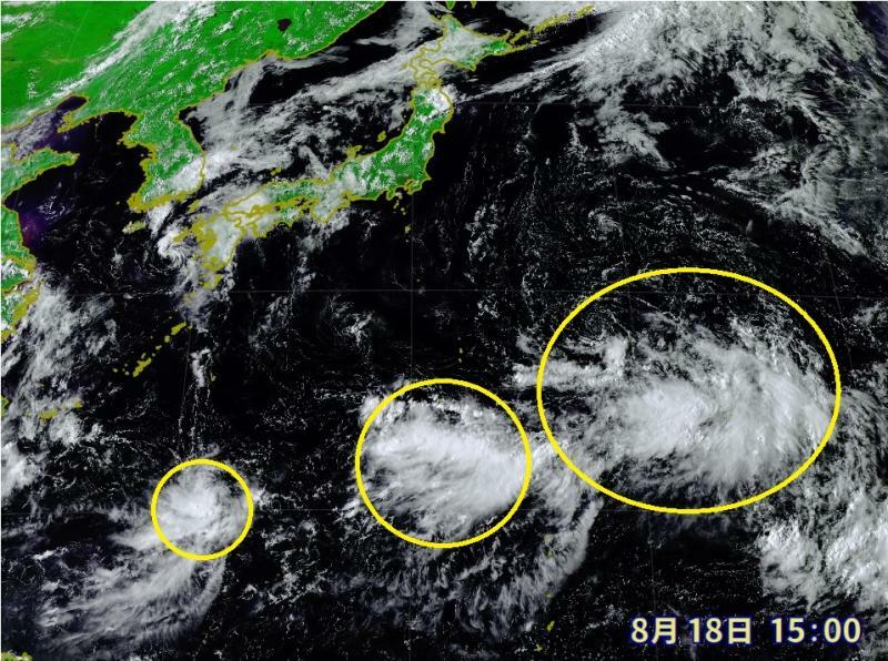 図2　日本の南の3つの雲の塊（8月18日15時）
