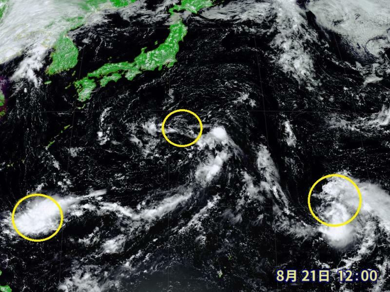 図6　日本の南海上の3つの雲の渦巻き（8月21日12時）
