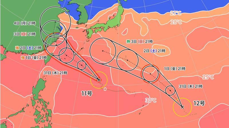 図4　台風11号と台風12号の進路予報と海面水温（8月30日21時）