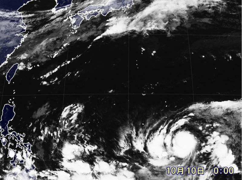 図2　気象衛星画像（10月10日0時、右下が台風15号の丸い雲）