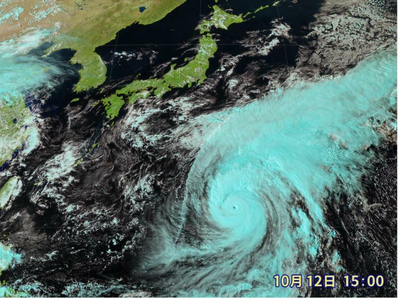 図1　小笠原近海を北上中の台風15号の眼（10月12日15時、中心気圧は900ヘクトパスカル）