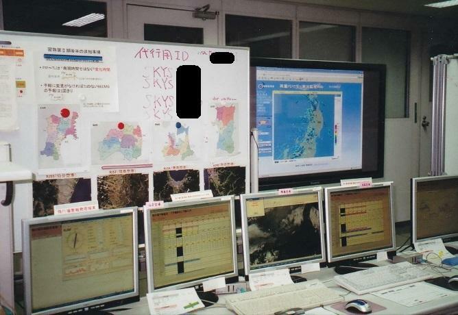 写真1　東北地方の4空港の予報業務の代行を行った東京航空地方気象台現業室の一隅