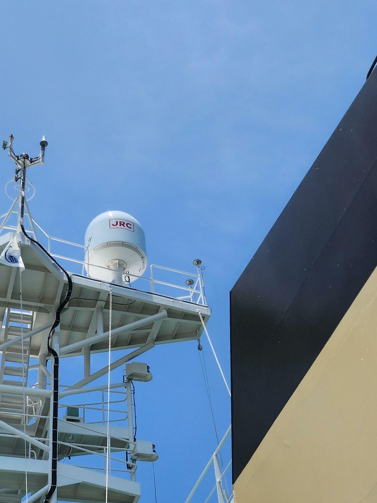 写真2　凌風丸に搭載された水蒸気を観測するGNSSと呼ばれる新しい観測装置
