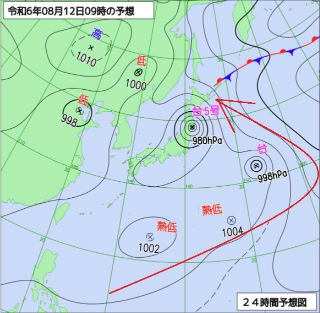 図4　予想天気図（8月12日9時の予想、台風5号と熱帯低気圧の動きを筆者加筆）