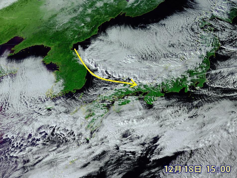 図1　近畿北部から北陸西部へ流れ込んでいる発達した積乱雲の雲列（12月18日15時）