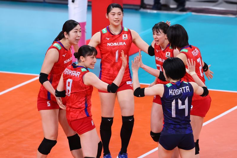 バレーボール選手 古賀紗理那 島村春世 山田二千華 直筆サイン入りT