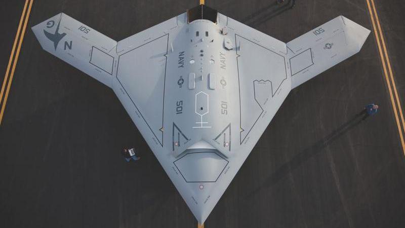 ステルス無人攻撃機X47Bが史上初の空母への着艦に成功（JSF