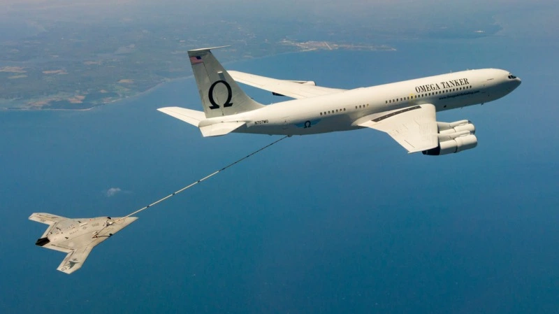 X-47Bステルス無人攻撃機が自律飛行による空中給油に成功（JSF 