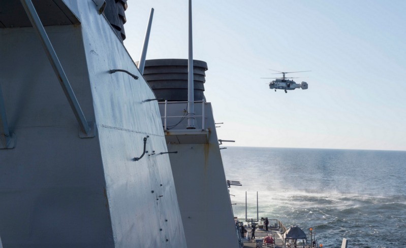 米海軍より、異常接近を繰り返すKa-27ヘリコプター