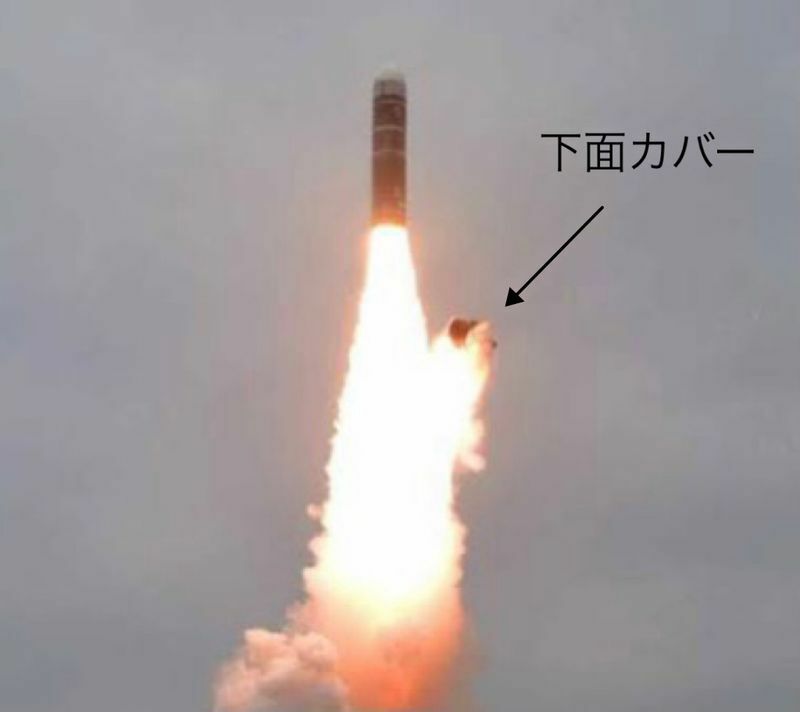 北朝鮮発表より北極星3。噴射炎の右で燃えているのは外された噴射孔カバーである可能性