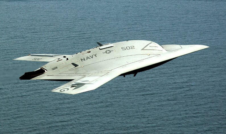 アメリカ海軍よりX-47B無人攻撃機。初期レベルの自律戦闘型となる筈だったが、時期尚早とされ計画中止。