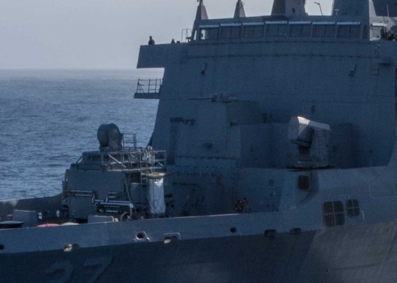 2020年4月28日アメリカ海軍撮影の揚陸艦ポートランド。左の丸いものがレーザー砲。