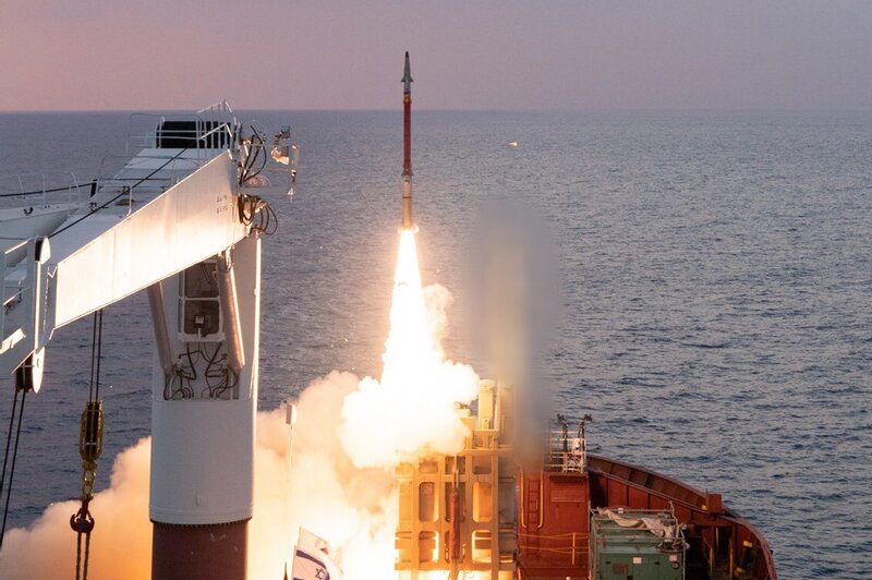 イスラエル国防省より貨物船に搭載された「ダビデスリング」の発射機